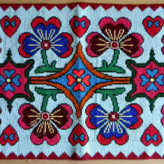 Carpeta populara traditionala cusuta manual pe panza de sac, motiv floral 80 ani