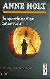Anne Holt - In spatele norilor intunecati (Editia: 2014)