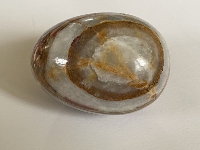 ONIX frumos slefuit de forma unui ou, piatra semipretioasa naturala, mineral foto