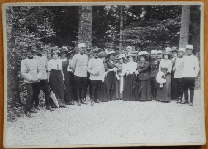 Fotografie mare pe carton gros; In drumul spre Cuibul Printesei, Sinaia, 29 Mai 1911, Cap. Eugen Linde, erou din Vaslui al primului razboi mondial