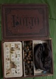 ,,LOTTO&quot; JOC VECHI INCEPUT DE SECOL XX/ JASSY(IASI),,Au Bon Marche&quot;cutie din carton cu puluri din lemn sculptate(10x20mm.)si cartoane litografiate