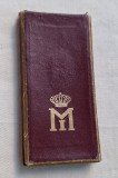 Cutie veche perioada regala, anii 1940, cu monograma regelui Mihai, pentru prezentare, depozitare medalie - decoratie