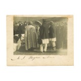 Regina Maria particip&acirc;nd la o slujbă de pomenire pe frontul din Moldova, fotografie, 1917