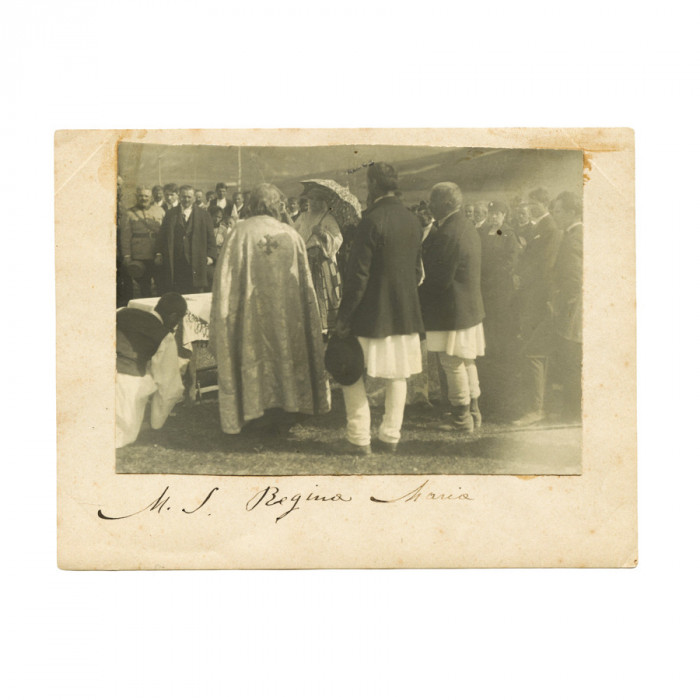 Regina Maria particip&acirc;nd la o slujbă de pomenire pe frontul din Moldova, fotografie, 1917