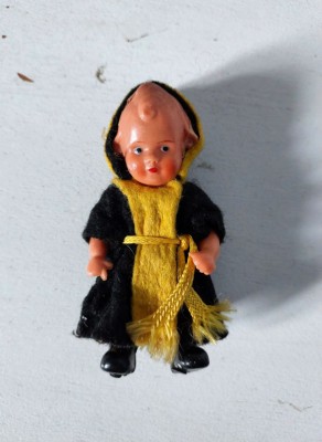 Papusa mini veche, vintage (ARI - Germania) calugar 8cm foto