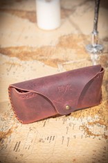 Toc Etui ochelari soare vedere din piele naturala, Handmade, lucrat si cusut manual, Felix, Maro, Produs in Romania