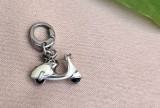 CHARM MICUT FOSSIL &Icirc;N FORMĂ DE SCUTER