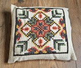PERNA DECORATIVA VINTAGE CU MODEL CUSUT MANUAL IN CRUCIULIȚE