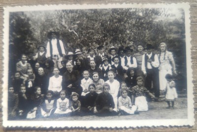Grup de copii cu tarani din Ardeal// Criseni, Odorheiu, 1938 foto