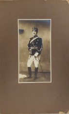 OFITER ROMAN, CAVALERIST , IN UNIFORMA CU SABIE , FOTOGRAFIE IN STUDIO , INCEPUTUL SEC. XX