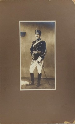 OFITER ROMAN, CAVALERIST , IN UNIFORMA CU SABIE , FOTOGRAFIE IN STUDIO , INCEPUTUL SEC. XX foto