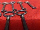 lot 8 chei Originale pentru usi de epoca,dulap vechi,scrin,sifonier,cufar,dulap,CHEI BRUTE ORIGINALE