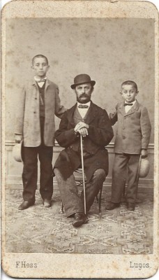 A3814N Constantin Rădulescu, primarul orașului Lugoj, cu cei doi fii ai săi, Constantin și George, studio Fridolin Hess, Lugoj foto