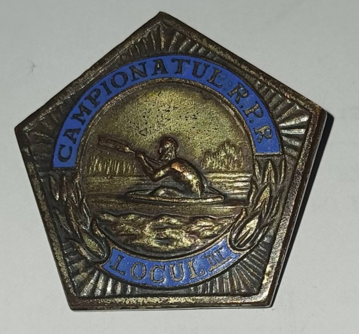 CY - Insigna Distinctie &quot;Campionatul RPR / Kaiac Canotaj / 1962 / Locul III 3&quot; Alama argintata &amp; Email / Stare! Patina deosebita! 3 cm x 3 cm RARA