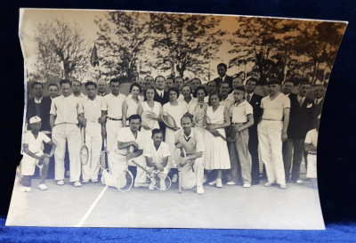 FOTOGRAFIE DE GRUP CU SPORTIVI SI OFICIALI AI TURNEULUI DE TENIS , FOTOGRAFIE MONOCROMA, CU OCAZIA CEFERIADEI 1940 , MARGINEA DIN STANGA EXFOLIATA * foto