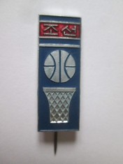Rara! Coreea de Nord insigna colectie:Federatia Nord Coreeana de Baschet din anii 70,dimensiuni 31 x 11 mm