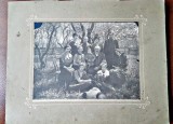 Fotografie pe carton, familie in gradina, 1921