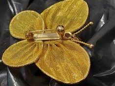 Brosa superba aurie Fluture,brosa vintage Aurie-broșă/pandantiv cu fluture decorată cu flori,cu plasă de plasă de culoare aurie,BIJUTERIE Dama VINTAGE