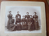 Fotografie pe carton, Eleve clasa V-a a Externatului secundar de fete Regina Elisabeta, Craiova, 1897