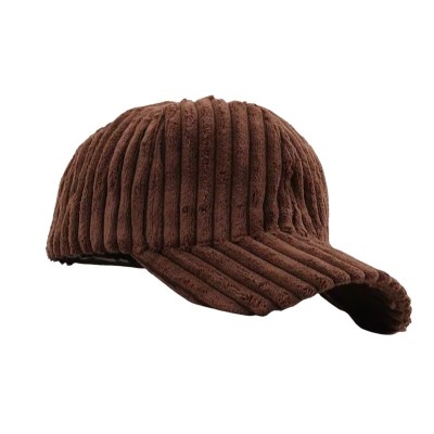 Sapca din velur maro foto