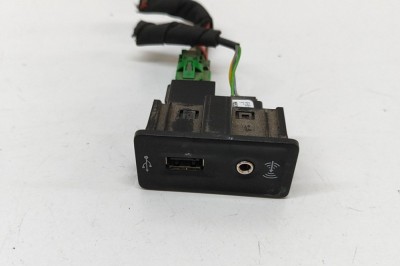 Port USB/AUX-In VW AMAROK 2H_, S1B 2018 OEM: 5G0035222E,5Q0035726E,5Q0035724 31381987 foto