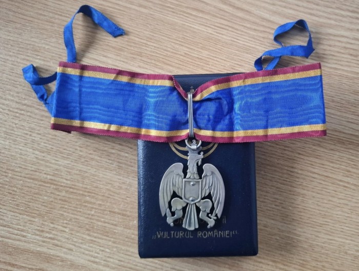 Ordinul Vulturul Rom&acirc;niei in grad de Comandor 2 , in cutia aferentă, panglica cu legăturile originale, multiple marcaje pe inel. Piesa superbă. RR!!