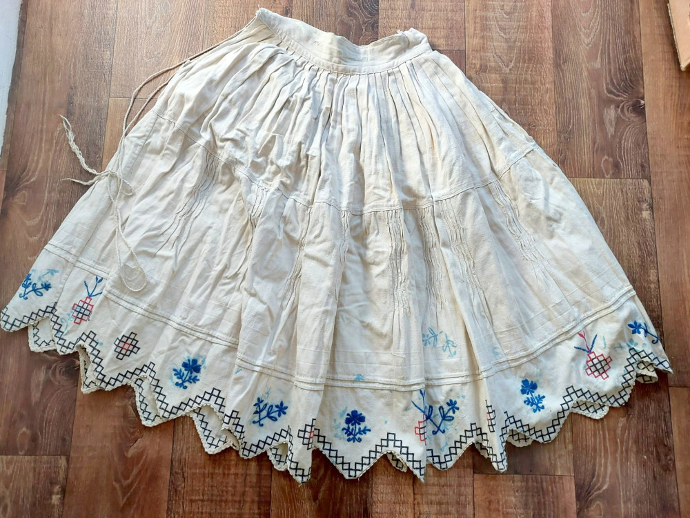 Poale (fusta) costum popular traditional vechi, panza casa, zona Maramures  | Okazii.ro