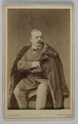 FOTOGRAFIE C.D.V., STUDIO W. BERNDT , DRESDA , BARBAT CU PALTON , SFARSITUL SEC. XIX foto