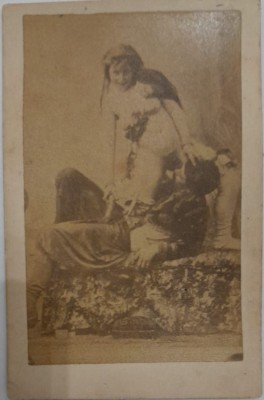 Foto CDV veche, sf sec XIX, scenă erotică, erotism de salon, jocuri senzuale foto