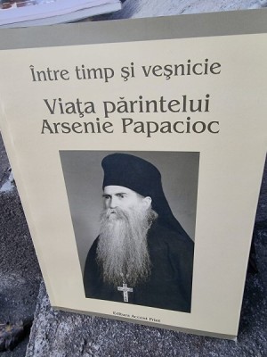 Intre timp si vesnicie. Intre timp si vesnicie. Viata Parintelui Arsenie Papacioc foto