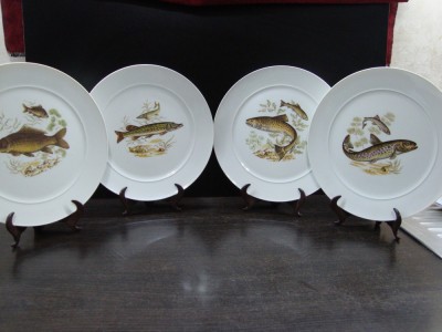 SET / 4 FARFURII INTINSE DIN PORTELAN -MOTIV VANATOARE foto
