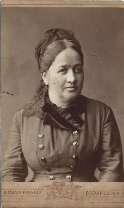 2PMD Paulina Rădulescu, născută Seiman, soția primarului orașului Lugoj, Constantin Rădulescu, 1880, studio Kozmata Ferencz, Budapesta
