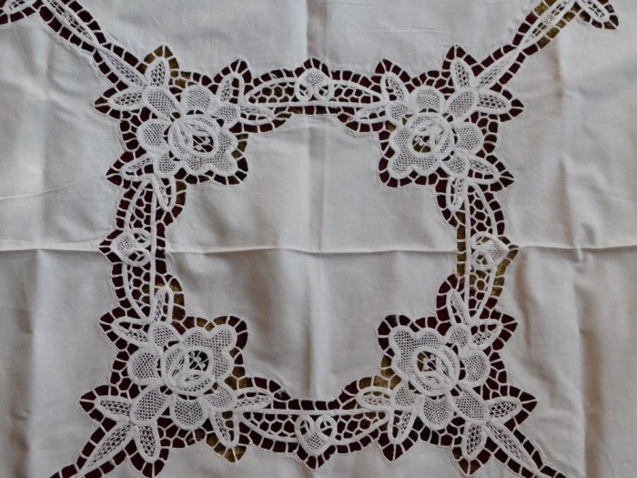 Fata de masa vintage ,broderie sparta , panglici ,lucru manual