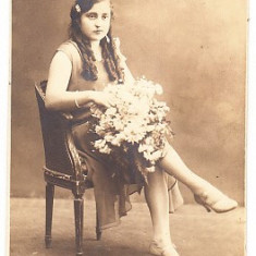 M1 F10 - FOTO - fotografie foarte veche - domnisoara cu flori - 1929