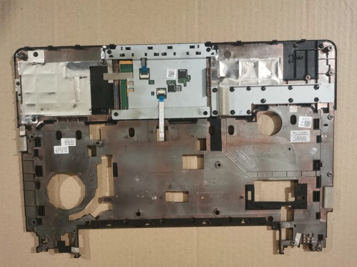 Dell Latitude E5440 Carcasa superioara palmrest