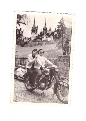 Mica foto femei pe motocicleta la Sinaia, 1960 foto