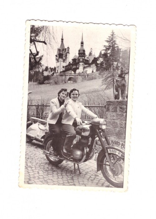 Mica foto femei pe motocicleta la Sinaia, 1960