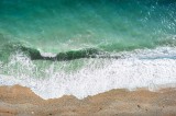 Tablou Canvas, "Valurile mării la țărmul &icirc;nsorit", Valuri, Apă, Nisip, Spumă, Ocean, Plajă, Natură, Liniște, Verde, Albastru, Textură, Peisaj, Aerian,