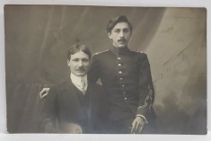 STUDIO ' FOTO - LUX ' BUCURESTI , TATAL CU FIUL IN UNIFORMA , FOTOGRAFIE TIP CARTE POSTALA , INCEPUTUL SEC. XX