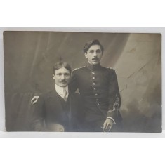 STUDIO &#039; FOTO - LUX &#039; BUCURESTI , TATAL CU FIUL IN UNIFORMA , FOTOGRAFIE TIP CARTE POSTALA , INCEPUTUL SEC. XX