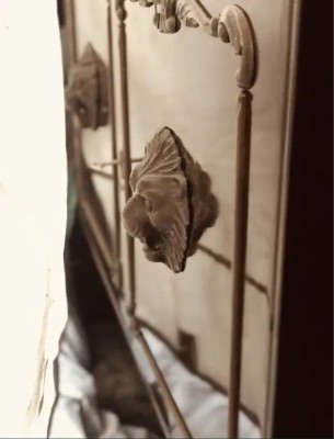 Mobila vintage. masa. scaune. vitrina. comoda foto