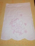 Peretar vechi de colectie si decor stergar de bucatarie vechi cusut brodat manual broderie roz pe panza