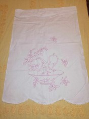 Peretar vechi de colectie si decor stergar de bucatarie vechi cusut brodat manual broderie roz pe panza