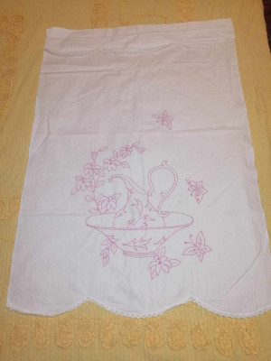Peretar vechi de colectie si decor stergar de bucatarie vechi cusut brodat manual broderie roz pe panza foto