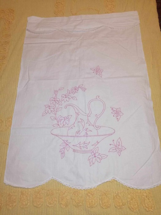 Peretar vechi de colectie si decor stergar de bucatarie vechi cusut brodat manual broderie roz pe panza