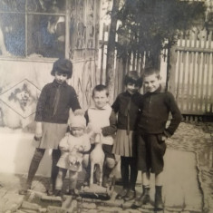 Foto veche, grup de copii cu jucarii, aprilie 1928, România, cal de lemn, păpușă