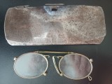 NI1051 Pince-nez cu etui de front, din tablă, care au aparținut lui Moise Rișcuția, comandantul Gărzilor Naționale Rom&acirc;ne din Arad &icirc;n anul 1918