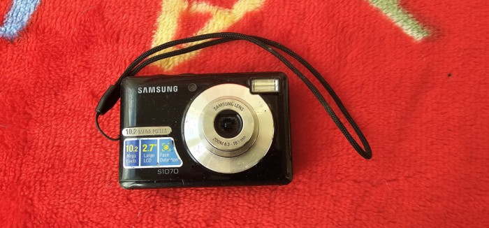 APARAT FOTO DIGITAL SAMSUNG S1070 . NU FUNCTIONEAZA .