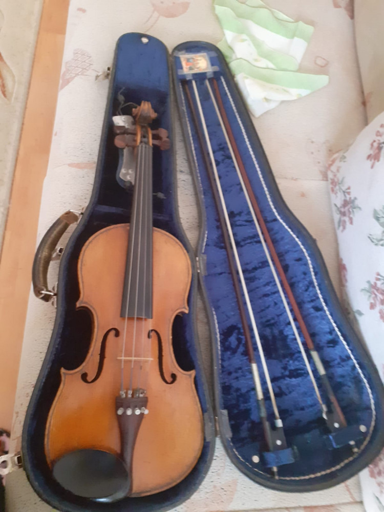 Vioară veche de 50 de ani cântată de violonist - vioara I | Okazii.ro