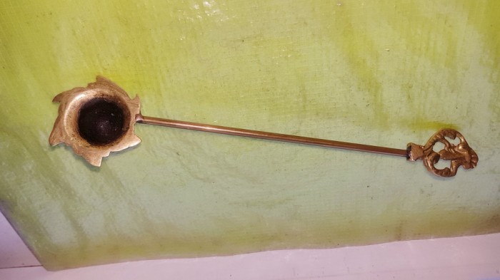 G322-Stingator lumanari vechi in bronz masiv aurit stare foarte buna.Lungime 25 cm.